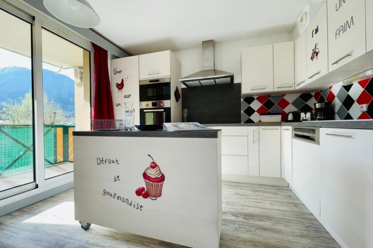 Appartement LUMINEUX 50 m avec BALCON au centre de Briançon Extérieur photo